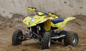 Żółty quad Suzuki LTZ 400 na piaszczystym podłożu. Poznaj suzuki ltz 400 dane techniczne i poczuj moc!