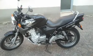 Czarny motocykl Honda CB 500, idealny do miasta. Sprawdź honda cb 500 dane techniczne, by poznać jego możliwości.