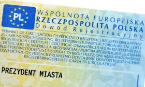 Fragment dowodu rejestracyjnego pojazdu z napisem "Dowód Rejestracyjny" i flagą PL.