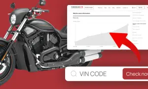 Czarny motocykl Harley-Davidson. Obok wykres wartości pojazdu i pole do wpisania numeru VIN.