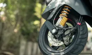 Szczegół przedniego koła motocykla z amortyzatorem i tarczą hamulcową. Idealny do dokumentowania umowa sprzedaży motocykla.