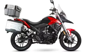 Czerwony Junak RX One 125 z kuframi, gotowy na zwiększenie mocy i dalekie podróże.