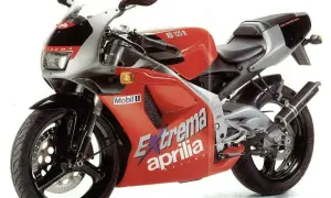 Czerwona Aprilia RS 125 Extrema, gotowa do osiągnięcia v-max.