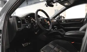Luksusowe detailing wnętrza Porsche: skórzana kierownica, sportowe fotele z alcantary i nowoczesna deska rozdzielcza.