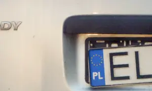 Widok na tył samochodu z widocznym fragmentem tablicy rejestracyjnej. Czy trzeba zmieniać tablice rejestracyjne?