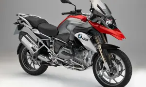 BMW GS 1200, z czerwono-srebrnym malowaniem, gotowy na przygodę. Sprawdź jego dane techniczne!