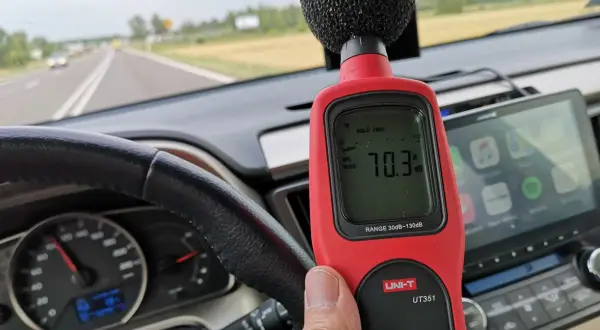 Miernik hałasu pokazuje 70.3 dB w kabinie. Warto zastanowić się nad wygłuszeniem maski silnika, by obniżyć ten wynik.