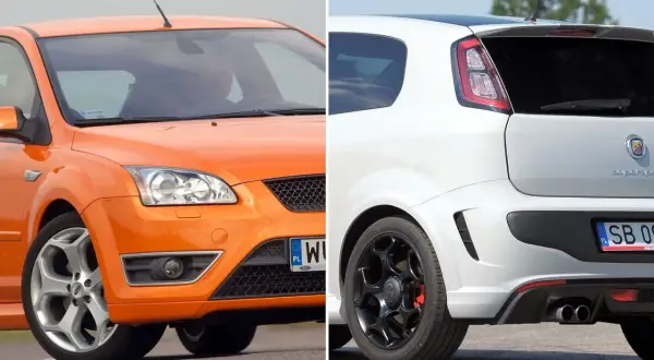 Pomarańczowy Ford Focus i biały Fiat Punto Abarth – dwa sportowe hot hatche gotowe do jazdy.