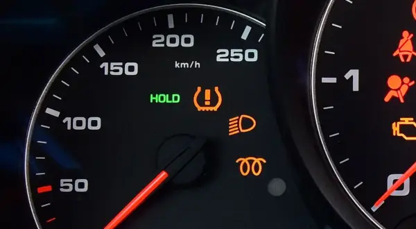 Kontrolka TPMS w Hyundaiu świeci się? Oto jak wyłączyć ten komunikat. Na desce rozdzielczej widać ikonę ciśnienia w oponach.