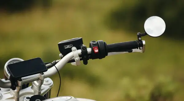 Ustawienie lusterek w motocyklu to klucz do bezpiecznej jazdy. Zobacz, jak prawidłowo wyregulować lusterka, by mieć pełną widoczność.