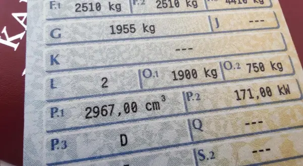 Masa własna w dowodzie rejestracyjnym: 1955 kg. Widoczne też inne dane techniczne pojazdu.