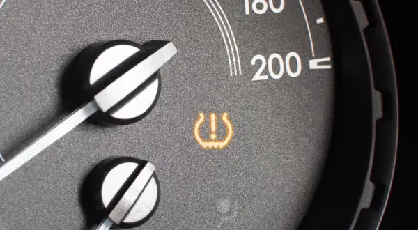 Kontrolka TPMS Toyoty ostrzega o niskim ciśnieniu w oponach. Programowanie czujników TPMS jest kluczowe dla bezpieczeństwa.