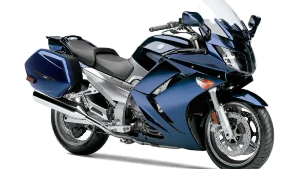 Granatowy motocykl turystyczny Yamaha z kuframi, idealny dla wysokich podróżników.