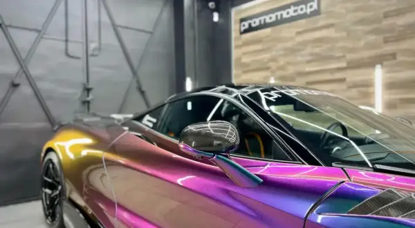 Efektowna zmiana koloru sportowego auta dzięki car wrappingowi. Metaliczny połysk przechodzi od żółtego do fioletu.