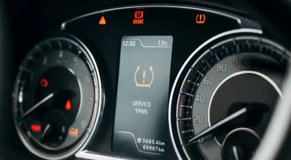 Kontrolka "SERVICE TPMS" informuje o problemie z ciśnieniem w oponach. Sprawdź tyre pressure!
