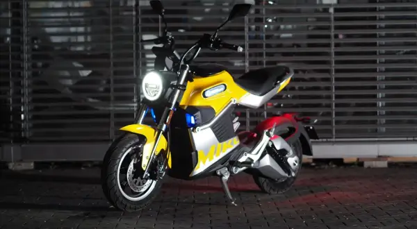 Żółty, nowoczesny motocykl, idealny jako motocykl dla 50 latka. Stylowy design i elektryczne napędy.