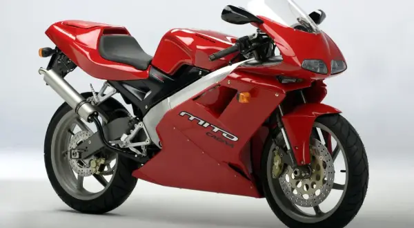 Czerwony Cagiva Mito, uznawany za najmocniejszy motocykl 125, z charakterystycznym logo na owiewce.