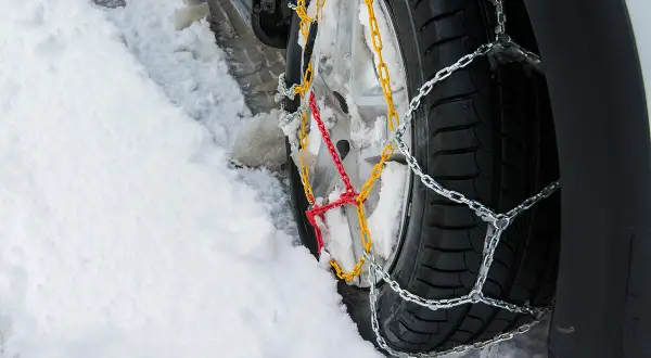 Łańcuchy śniegowe na kołach 4x4, gotowe na zimową podróż.