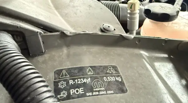 Naklejka pod maską informuje o czynniku chłodniczym R-1234yf i ilości oleju POE 0,530 kg.