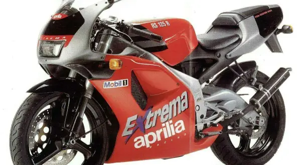 Czerwona Aprilia RS 125 Extrema, gotowa do osiągnięcia v-max.