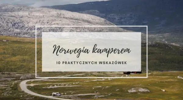 Krajobraz Norwegii z krętą drogą, kamperem i napisem "Norwegia kamperem".