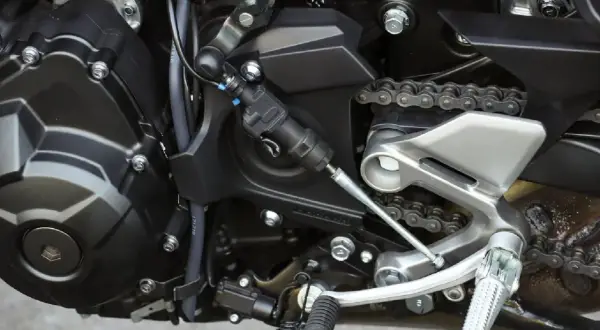 Mechanizm quickshifter w motocyklu. Pozwala na błyskawiczną zmianę biegów bez sprzęgła.