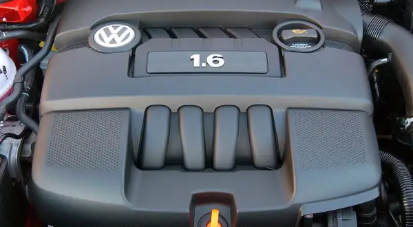 Silnik 1.6 MPI z Golfa 5. Widoczna pokrywa silnika z logo VW i oznaczeniem pojemności.