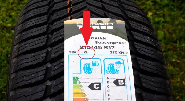 Opona Nokian z oznaczeniem XL. XL oznacza, że opona ma wzmocnioną konstrukcję i wyższy indeks nośności.