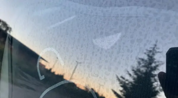 Jak usunąć water spoty z szyby? Widoczne smugi i plamy po wodzie na szybie samochodu, utrudniające widoczność.