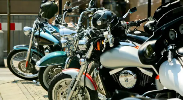 Rząd lśniących motocykli, gotowych do sprowadzenia z USA. Klasyczne maszyny czekają na swoich właścicieli.