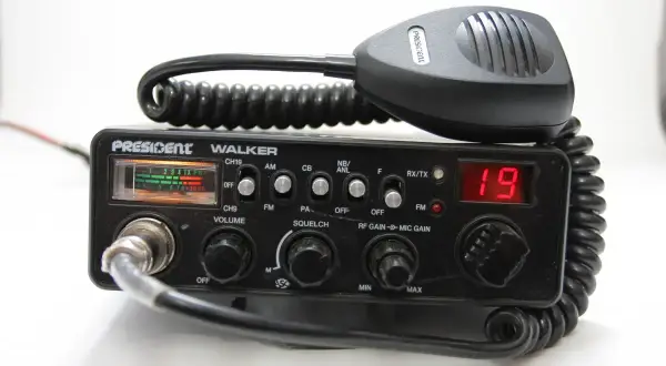 Radiotelefon President Walker z mikrofonem. Czy cb radio jest legalne? Tak, w Polsce jest legalne, o ile spełnia normy i jest używane zgodnie z przepisami.