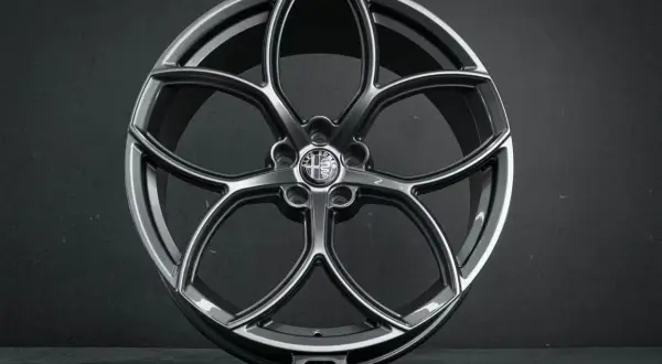 Elegancka, pięcioramienna felga aluminiowa 16 cali z logo Alfa Romeo. Zastanawiasz się, ile waży felga aluminiowa 16?