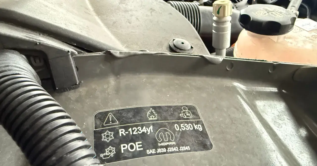 Naklejka pod maską informuje o czynniku chłodniczym R-1234yf i ilości oleju POE 0,530 kg.