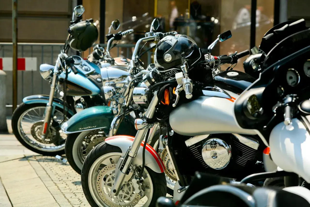 Rząd lśniących motocykli, gotowych do sprowadzenia z USA. Klasyczne maszyny czekają na swoich właścicieli.