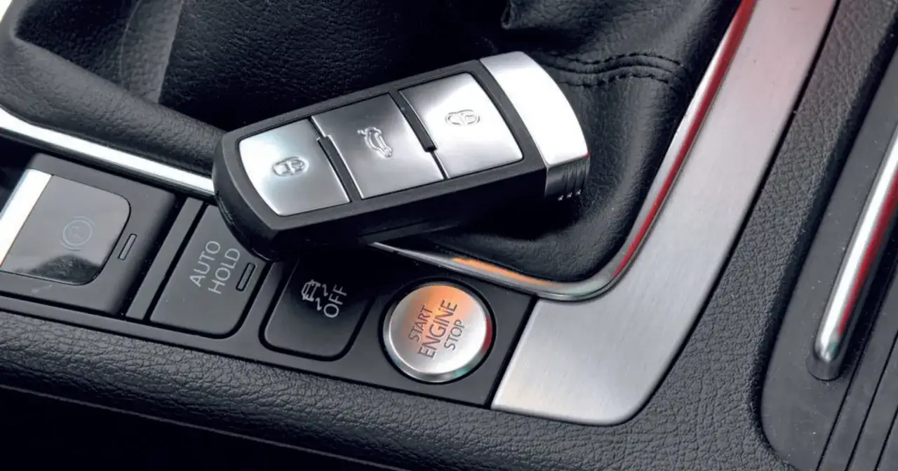 Kluczyk do samochodu leży na konsoli środkowej obok przycisku Start/Stop. System keyless go pozwala na uruchomienie silnika bez kluczyka.