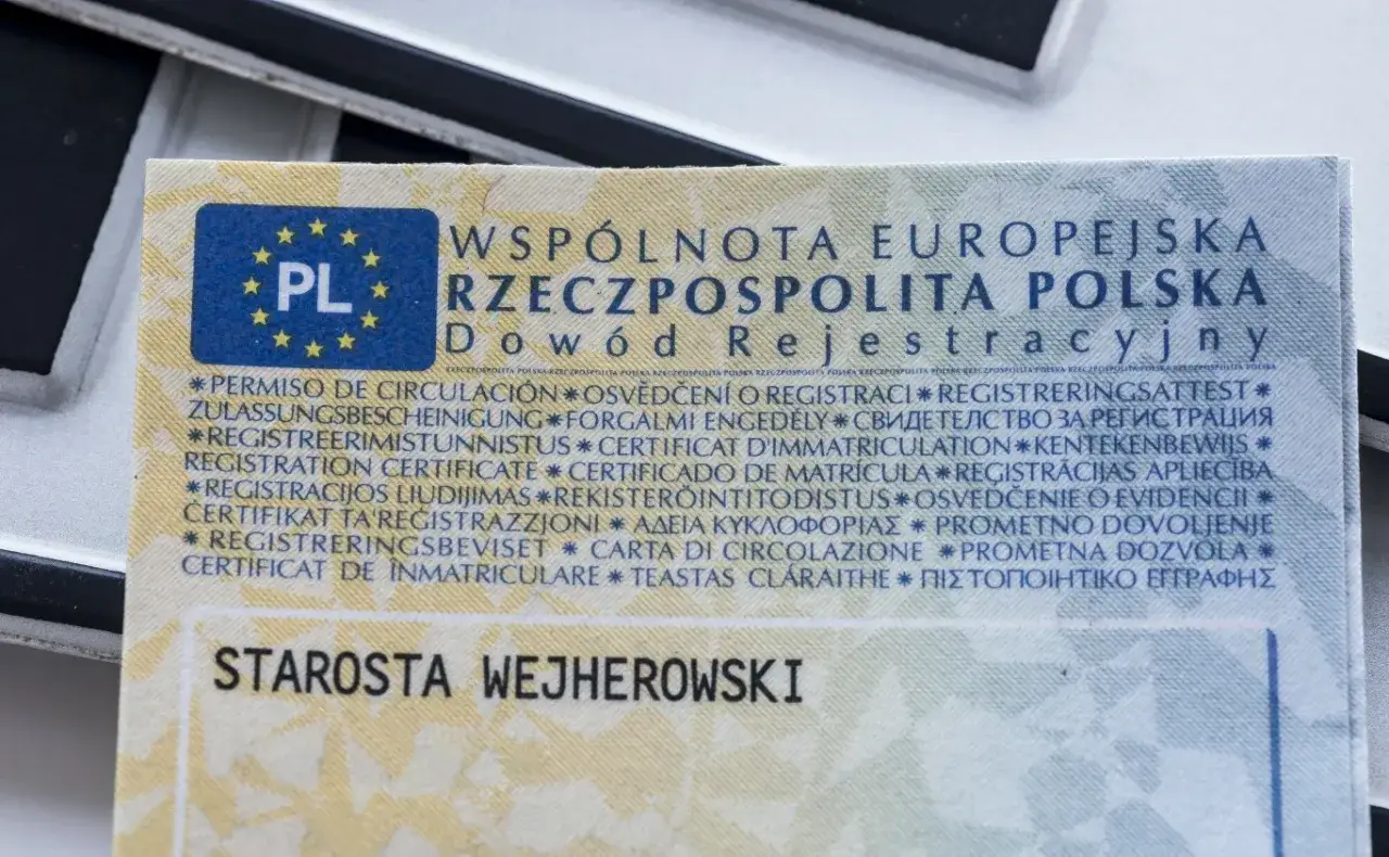 Duplikat dowodu rejestracyjnego pojazdu z pieczęcią Starosty Wejherowskiego.