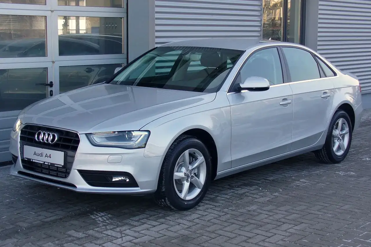 Srebrny Audi A4, gotowy do jazdy. Elegancka linia nadwozia i charakterystyczny grill.