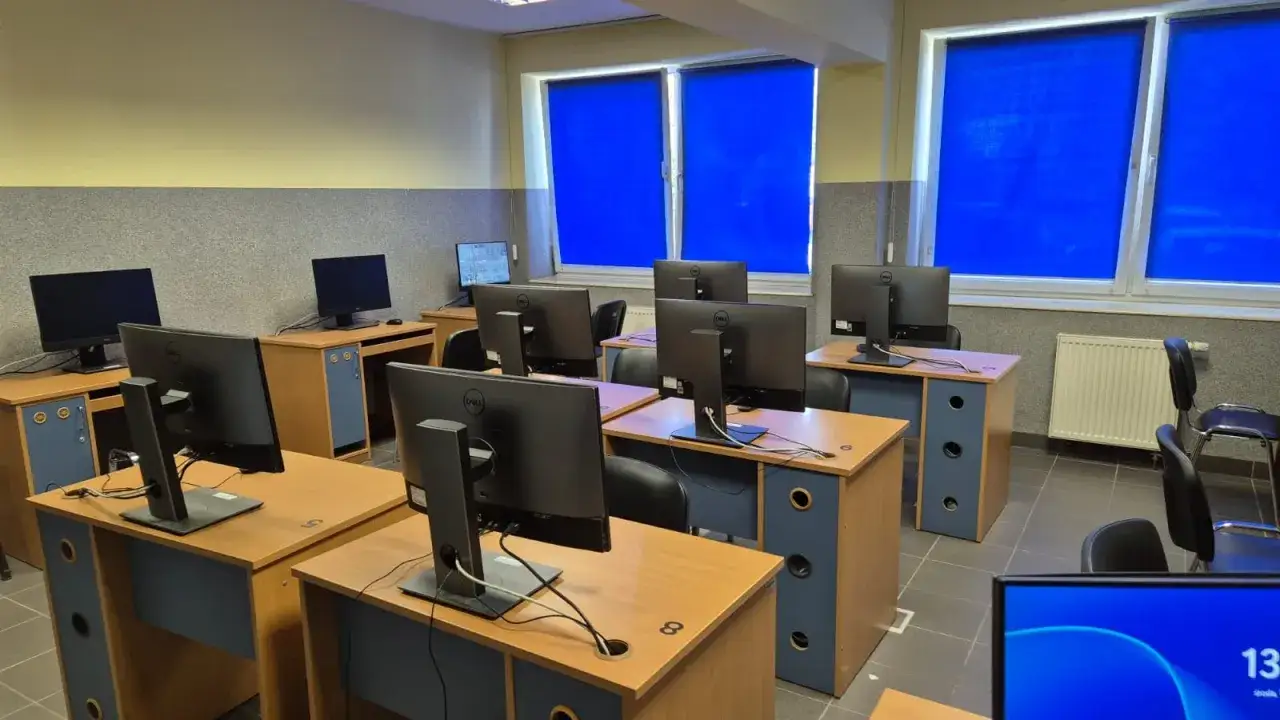 Sala komputerowa gotowa na test na kartę motorowerową. Monitory Dell czekają na kursant&oacute;w.