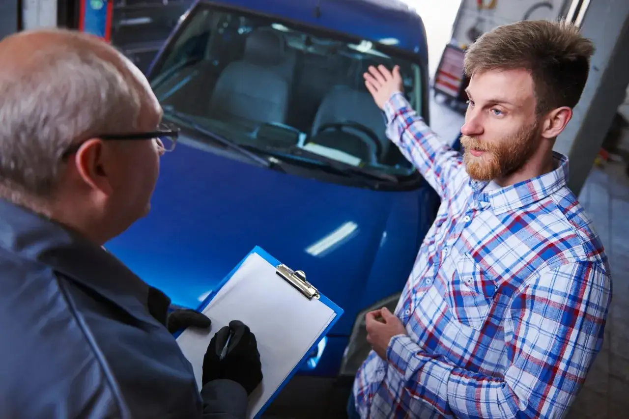 Mechanik spisuje protokół, a klient wskazuje na auto. Może to być podstawa do mandatu za brak przeglądu.