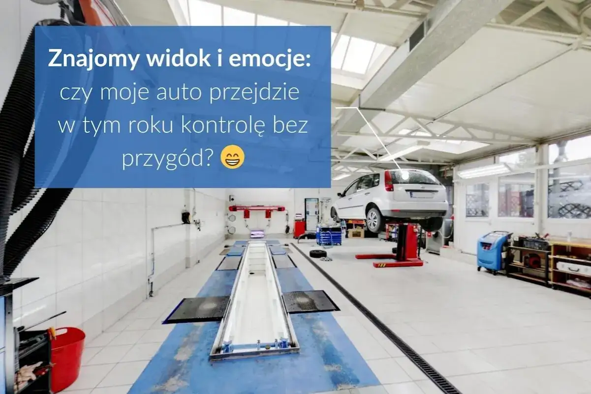 Warsztat samochodowy z podniesionym autem na podnośniku. Czas na przegląd samochodu i sprawdzenie, czy wszystko będzie w porządku.