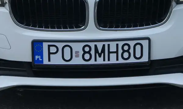 Tablica rejestracyjna PO 8MH80. Czy można zostawić tablice rejestracyjne z innego województwa? To pytanie nurtuje wielu kierowców.