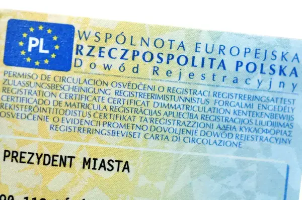 Fragment dowodu rejestracyjnego pojazdu z napisem "Dowód Rejestracyjny" i flagą PL.