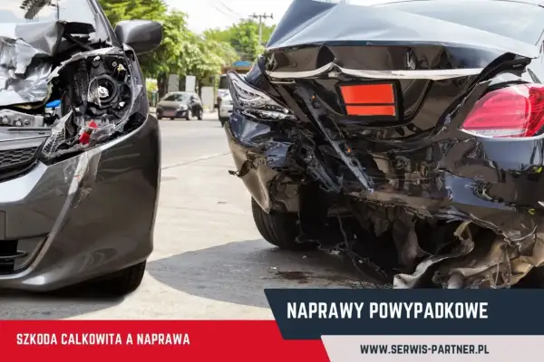 Dwa mocno uszkodzone samochody po wypadku. Jeden z przodu, drugi z tyłu, oba wyglądają na szkodę całkowitą.