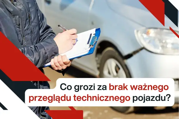 Inspektor spisuje notatki na tablicy, gdy samochód z uszkodzonym zderzakiem stoi obok. Pytanie brzmi: "Co grozi za brak ważnego przeglądu technicznego pojazdu?". Mandat za brak przeglądu to realne ryzyko.